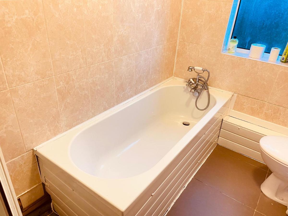 3 Bedroom Holiday House,Close To M6-Express Way To Centre Birmingham Exterior foto